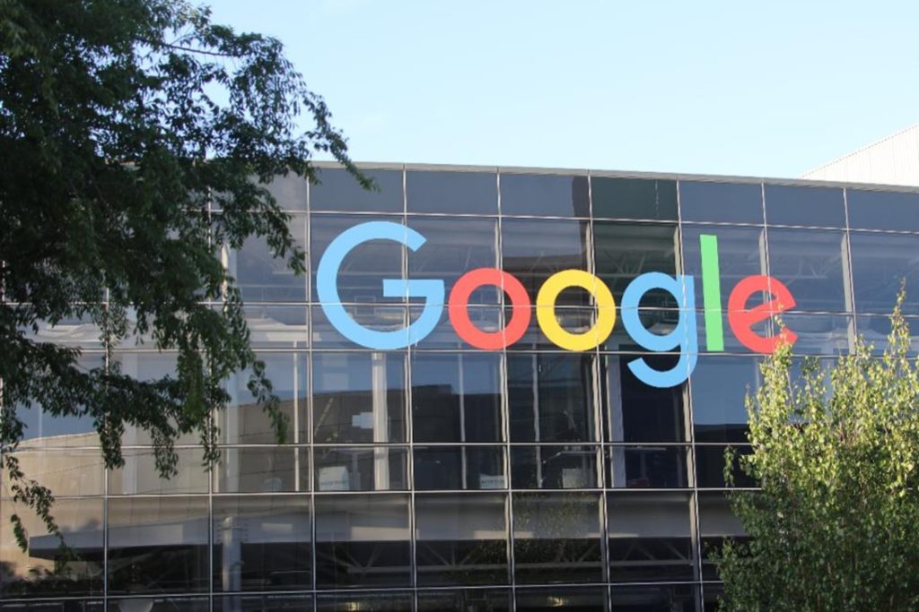 Gestão de desempenho: Sede do Google com o logo da empresa em destaque.