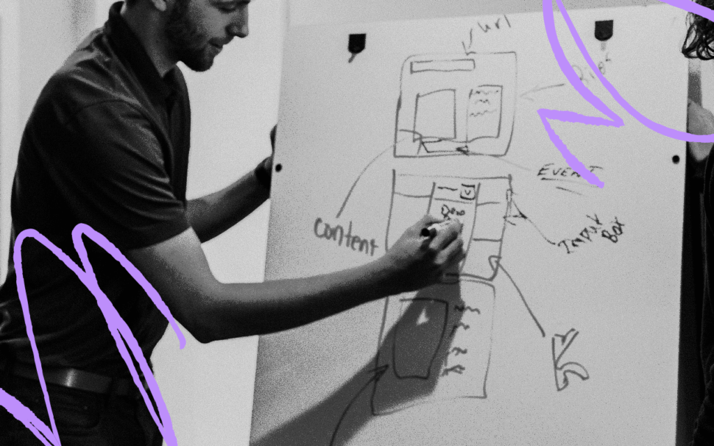Cultura organizacional: Homem escrevendo informações em um quadro branco