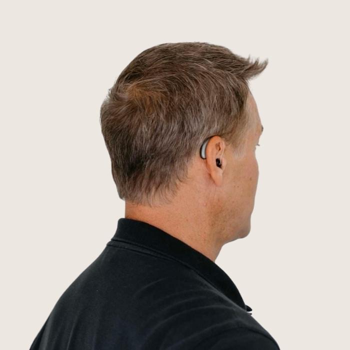 Man wearing Audicus DIA II hearing aids