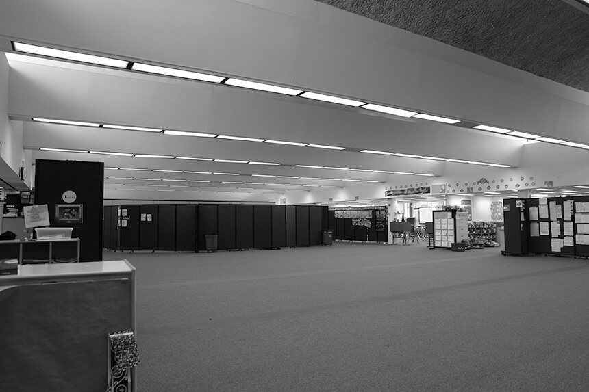 A photo showing the temporary partitions used to divide the school's open spaces before the renovation.