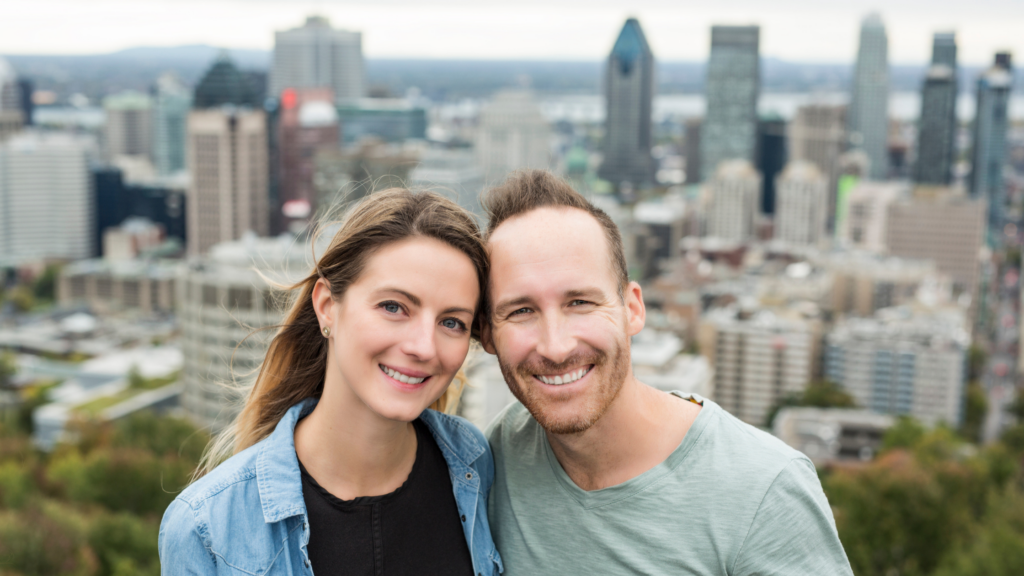 Couple au sommet du Mont Royal à Montréal