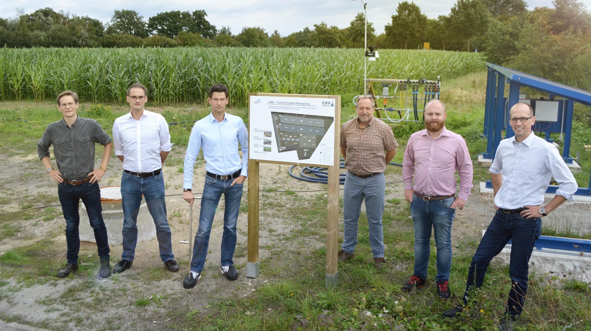 Teamfoto GWE und DHI vor Feld