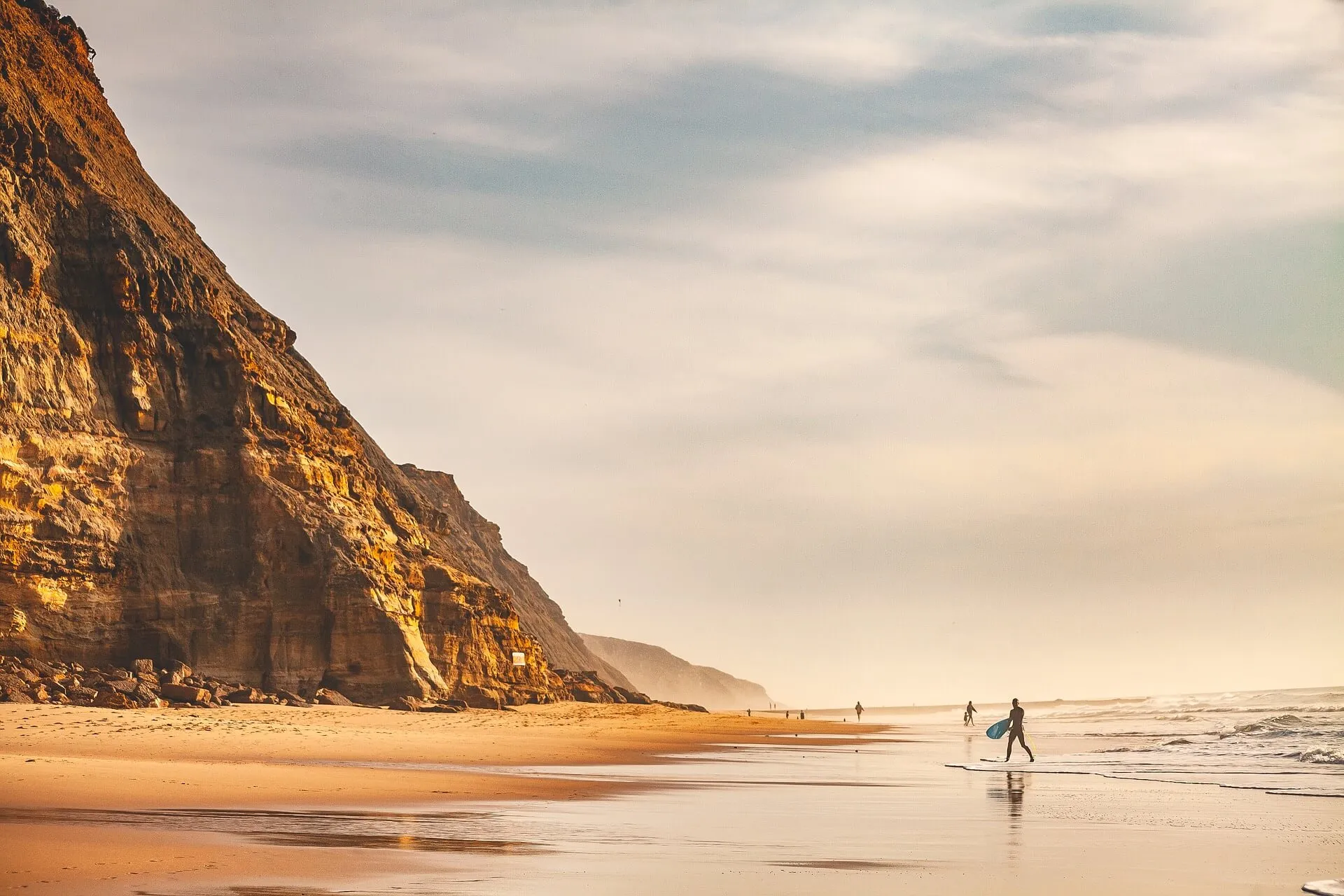 Surfeur sur la plage