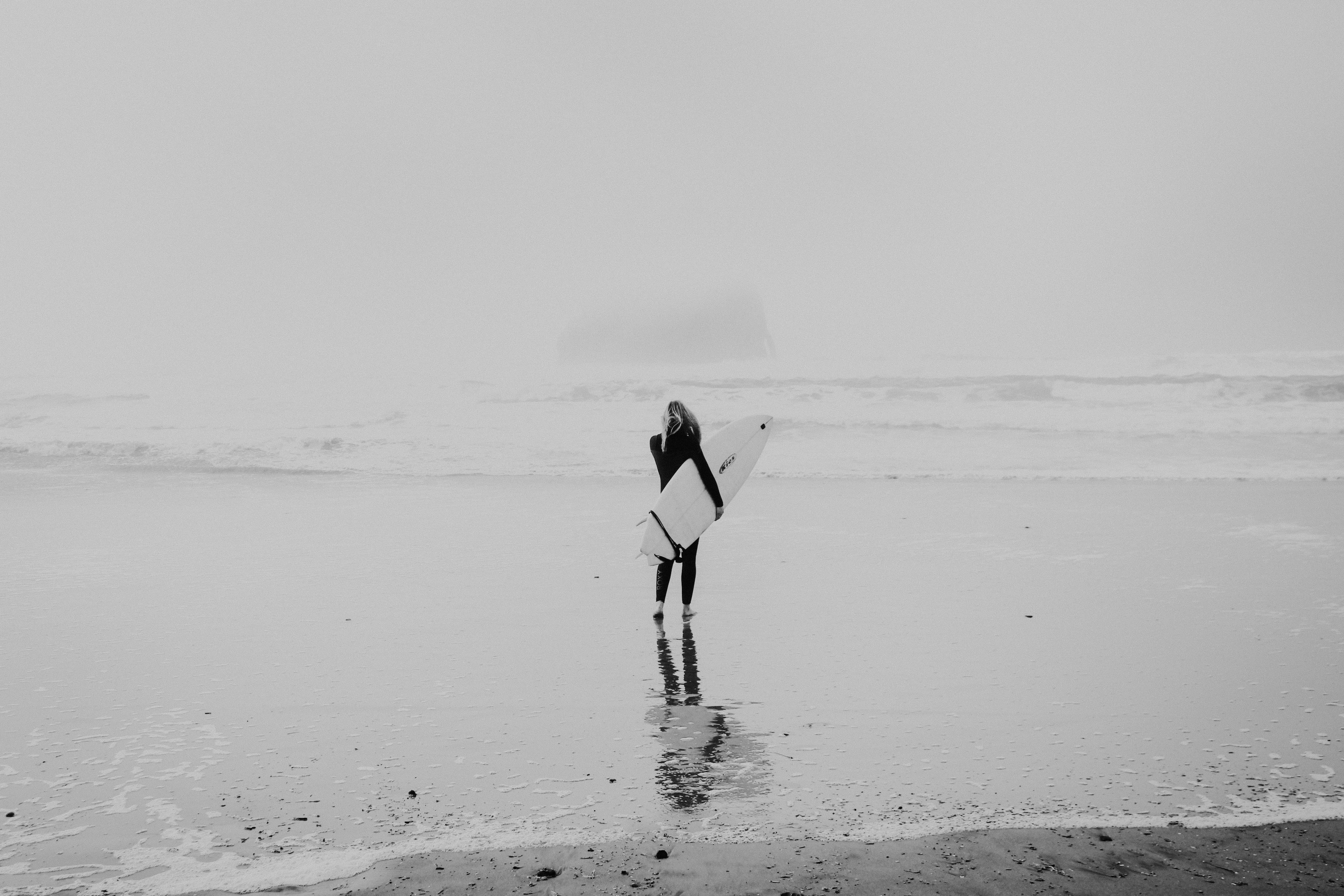 Surfeur sur la plage
