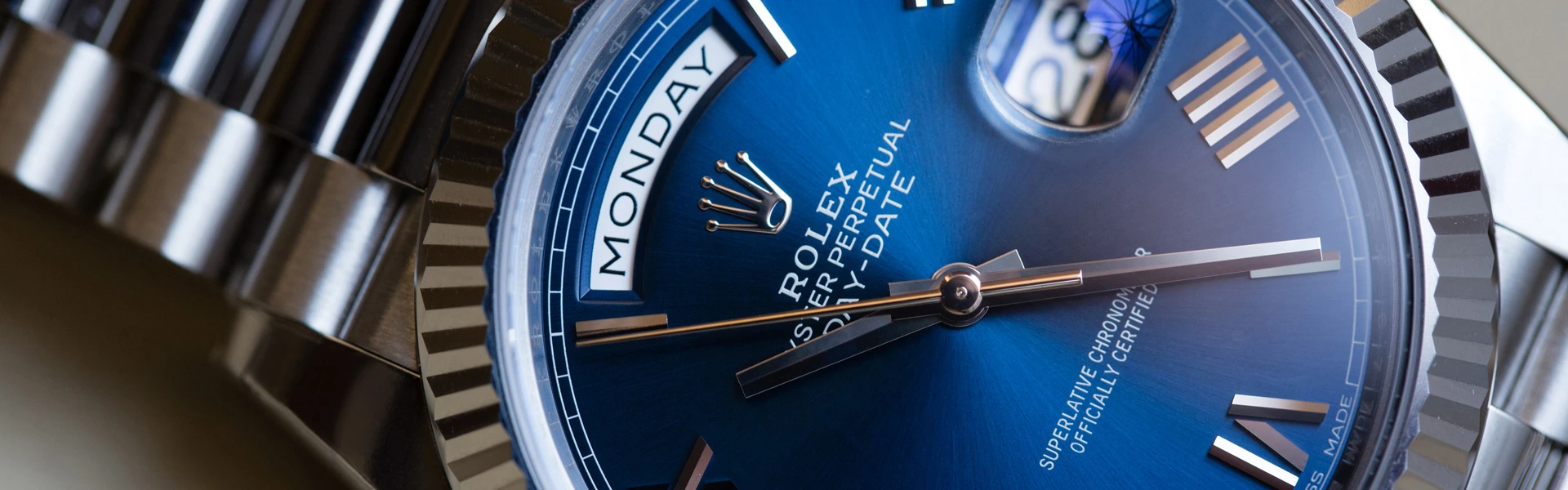 Spesifikasi Jam Tangan Rolex Oyster dengan Sistem Otomatis yang Mempunyai Ketahanan Terhadap Air dan Debu Rolex Oyster Perpetual Day-Date