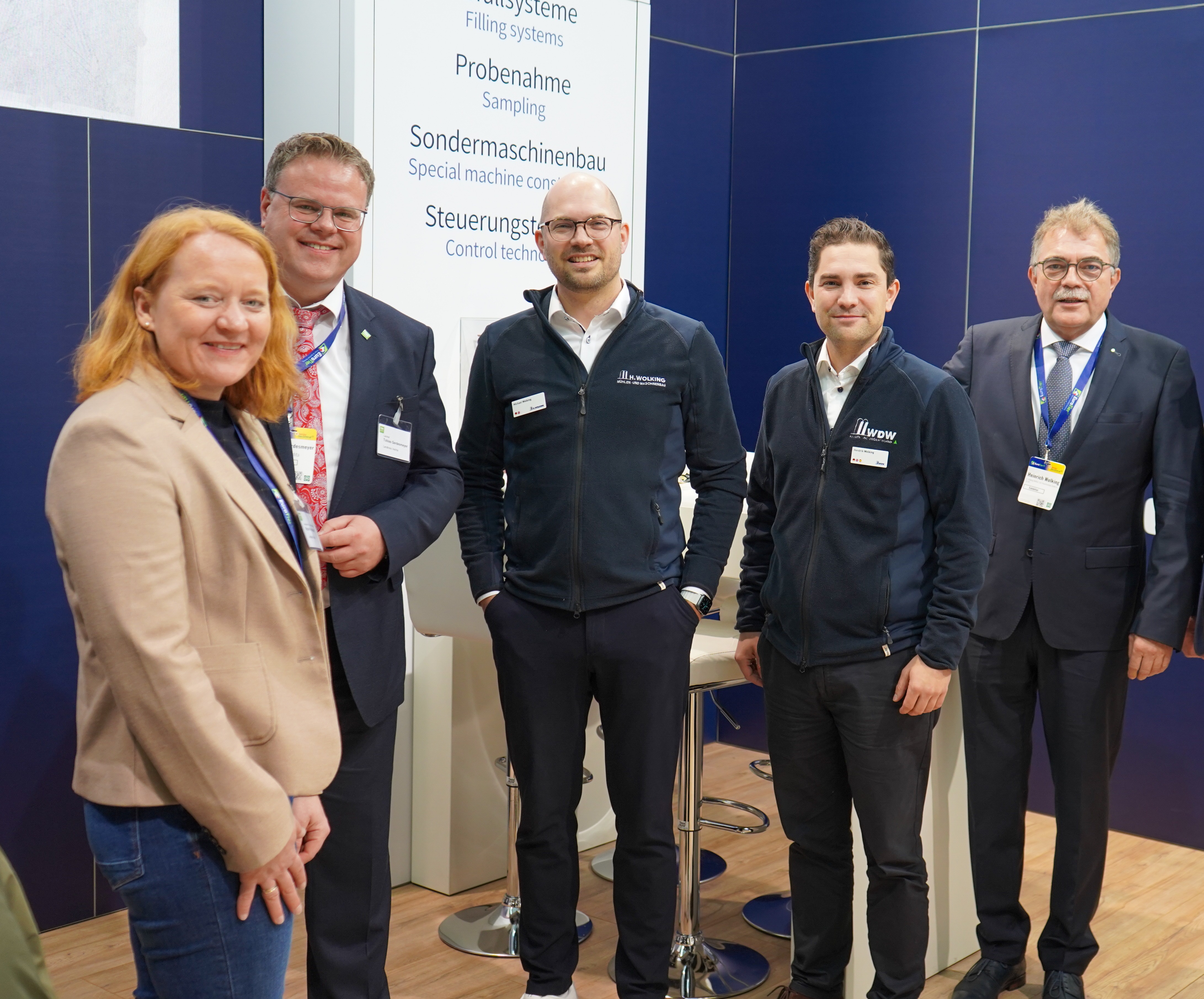 Landrat und Geschäftsführung am Stand Wolking